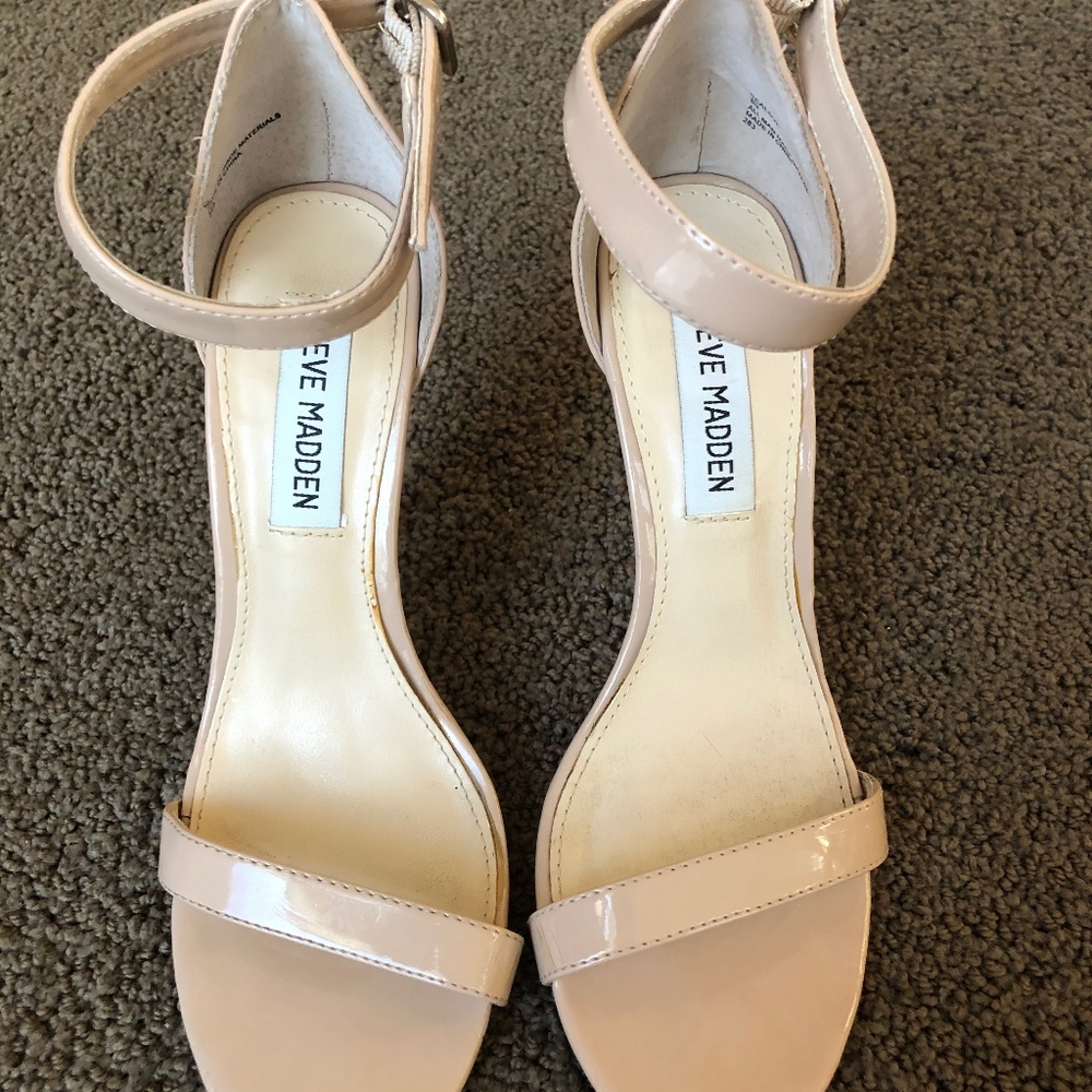 Steve Madden tan patent leather dress sandal